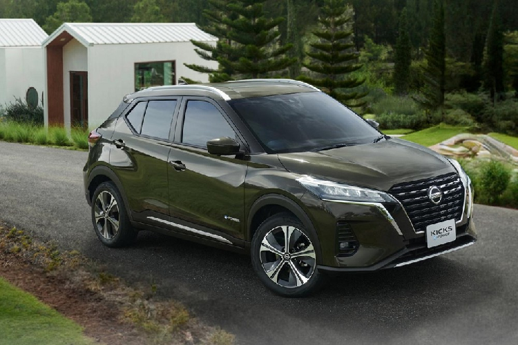 Ở phiên bản 2023, Nissan Kicks e-Power dành cho Thái Lan có một số thay đổi đáng chú ý như hệ thống điều hòa thêm tính năng sưởi, sạc điện thoại không dây (bản VL, Autotech) và vô lăng bọc bằng chất liệu mềm mại hơn. Riêng bản VL Limited sẽ có màu sơn xanh Titanium Khaki làm điểm nhấn.