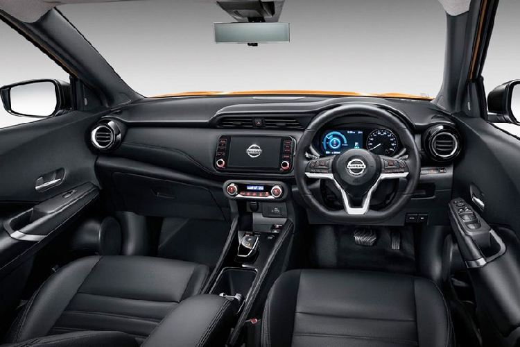 Bên trong mẫu SUV cỡ B này là không gian nội thất 5 chỗ ngồi. Bên cạnh những trang bị nội thất mới kể trên, Nissan Kicks e-Power 2023 ở Thái Lan còn có ghế lái chỉnh tay 6 hướng, ghế phụ lái chỉnh tay 4 hướng, ghế sau gập 60:40, vô lăng chỉnh điện 4 hướng/tích hợp phím chức năng, gương chiếu hậu kỹ thuật số,...