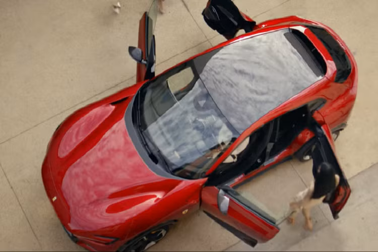 Tại thị trường Mỹ, giá xe Ferrari Purosangue 2023 có mức bán ra là 398.350 đô la (tương đương 9,5 tỷ đồng), đã bao gồm khoản phí đích đến 5.000 USD (tương đương 120 triệu đồng), gần gấp đôi so với giá bán của xe Lamborghini Urus S.