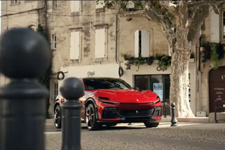 Ferrari Purosangue là 1 mẫu xe rất đặc biệt vì hãng cho rằng đây không phải là dòng xe SUV, mà gọi là siêu xe gầm cao, 1 thuật ngữ thể hiện Ferrari Purosangue không có đối thủ xứng tầm.