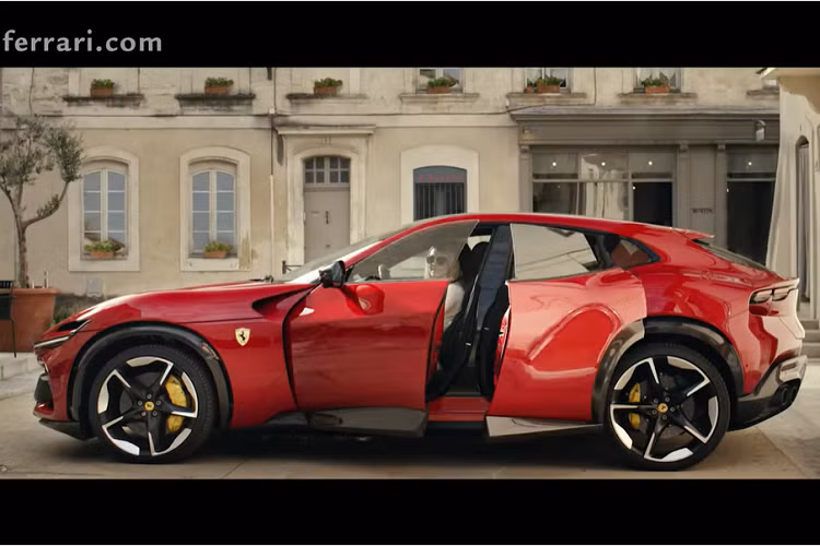 Nội công của xe được kết hợp với hộp số ly hợp kép 8 cấp và hệ dẫn động bốn bánh, nhờ đó, siêu SUV Ferrari Purosangue chỉ mất thời gian 3,3 giây để tăng tốc từ vị trí xuất phát lên 100 km/h trước khi đạt tốc độ tối đa hơn 310 km/h.