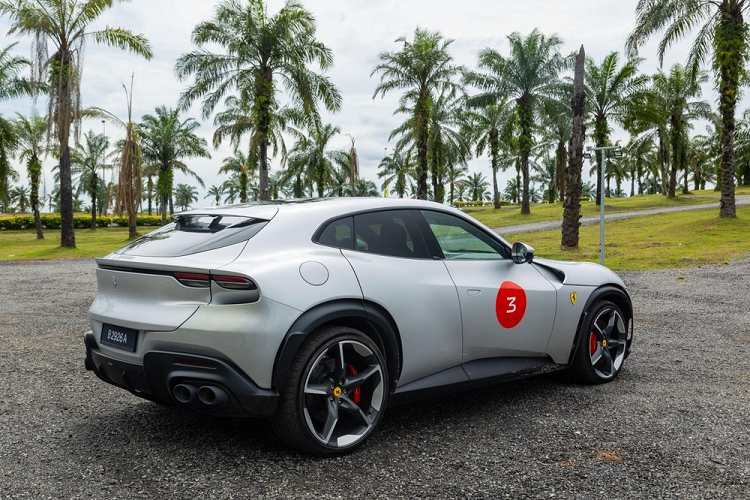 Nhìn vào động cơ và mức giá bán của xe, cũng có thể thấy Purosangue của Ferrari xếp trên 1 bậc so với Urus S của đối thủ truyền khiếp Lamborghini.