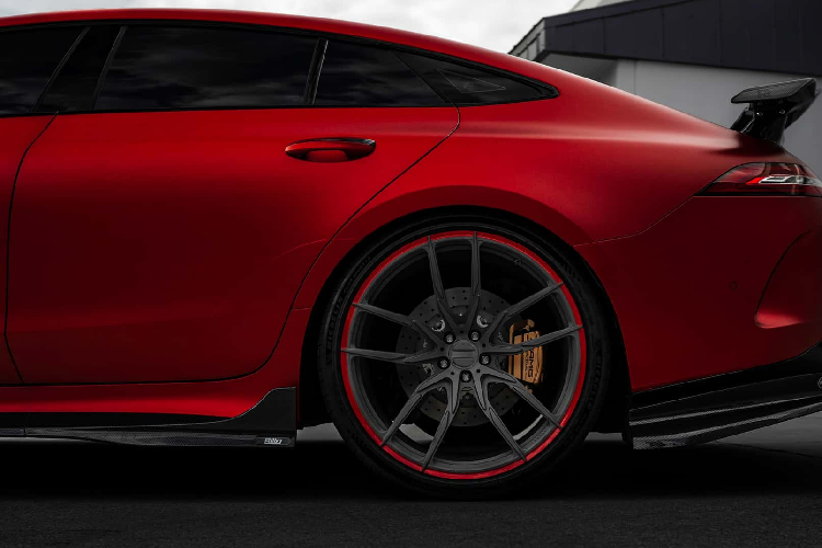 Hiệu suất động cơ được tăng cường nhờ vào bộ tăng áp hiệu suất cao Stage II hoàn toàn mới, cùng với bản e-map ECU cập nhật kết hợp hệ thống lọc gió carbon và bơm nhiệt liệu hiệu suất cao...