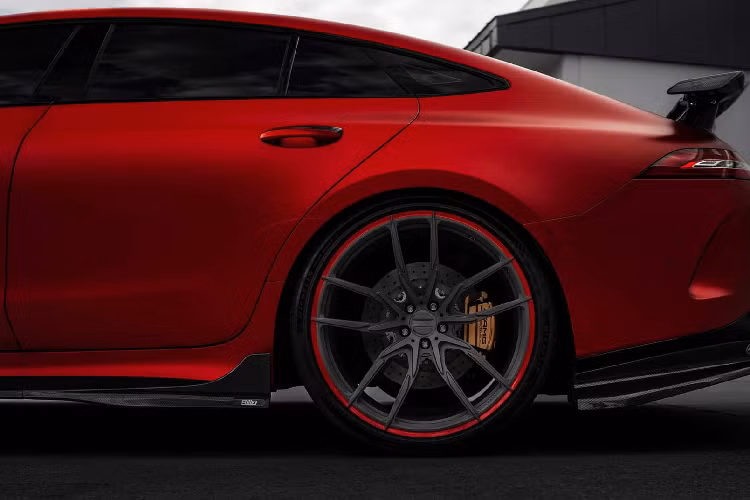 Hiệu suất động cơ được tăng cường nhờ vào bộ tăng áp hiệu suất cao Stage II hoàn toàn mới, cùng với bản e-map ECU cập nhật kết hợp hệ thống lọc gió carbon và bơm nhiệt liệu hiệu suất cao...