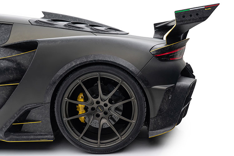 Cùng với đó là chắn bùn sau rộng hơn, cánh lướt gió to bản, bộ khuếch tán lớn và hệ thống xả được đặt cao hơn với bốn ống tròn đi ra phía sau. Màu sắc thân xe độc đáo với sự kết hợp giữa sợi carbon đúc lộ ra ngoài, lớp hoàn thiện satin màu xám đậm và các sọc màu vàng.