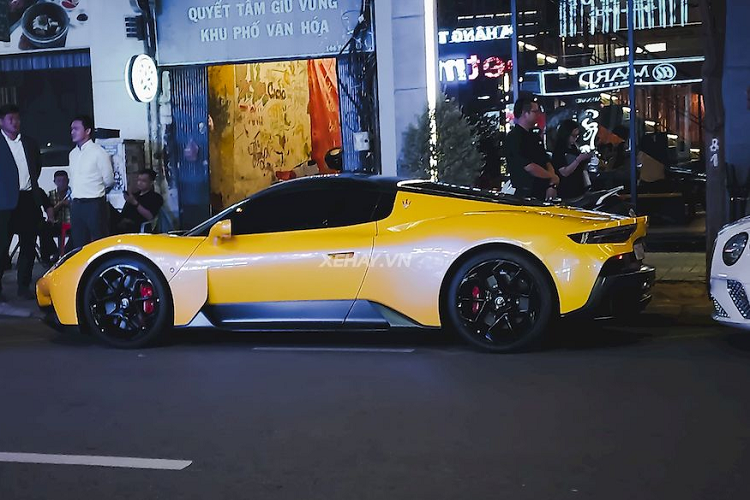 Được thiết kế với trọng trách mở ra một kỷ nguyên mới về hiệu suất và công nghệ của Maserati, MC20 sở hữu nhiều chi tiết ấn tượng như cửa ra vào kiểu cánh bướm, các vòm bánh xe phía sau cơ bắp và cửa sổ sau đặc biệt với biểu tượng cây đinh ba. Bên cạnh đó, xe cũng được trang bị hệ thống đèn chiếu sáng LED, bộ khuếch tán thể thao phía sau bằng sợi carbon.