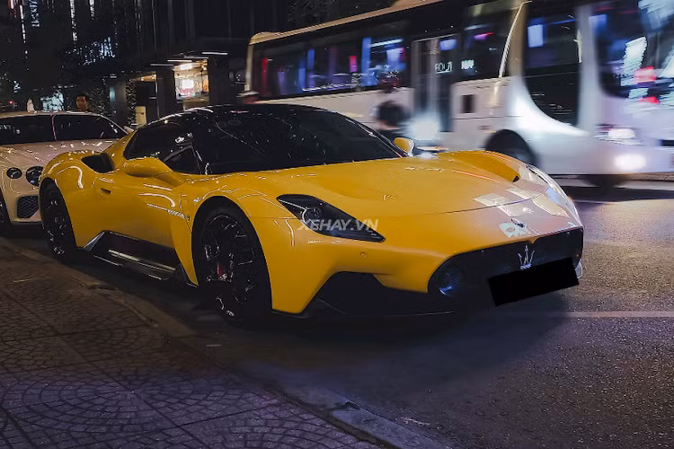 Maserati MC20 tai Sai Gon thao goi do ma vang 24k hon 2 ty