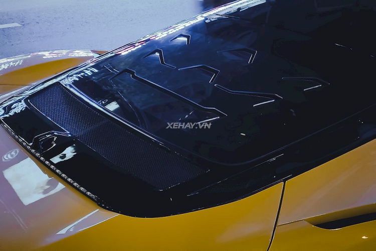 Khoang nội thất của chiếc Maserati MC20 này dùng tông màu đen chủ đạo, điểm xuyết bằng đường chỉ khâu màu trắng. Nhiều chi tiết làm từ sợi carbon bề mặt nhám như bảng điều khiển trung tâm, ốp vô-lăng, ốp trong cửa,.v.v… 