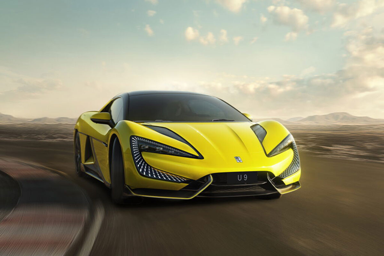 Và hệ thống kiểm soát thân xe thông minh bằng khí nén (Disus-A), cùng với việc kiểm soát di chuyển theo phương dọc, ngang và thẳng đứng. Tính năng này chắc chắn rất ít khi được sử dụng nhưng nó lại rất có ích trong trường hợp một bánh xe hoặc một lốp có vấn đề.