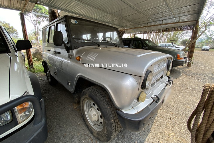 Bên cạnh sở thích mua các mẫu xe "2 cửa" từ siêu xe, xe thể thao cho đến các dòng coupe siêu sang, ông Đặng Lê Nguyên Vũ còn là "fan" của các dòng xe SUV, đặc biệt là những mẫu xe mang yếu tố lịch sử về chiến đấu và tất nhiên phải thật sự độc lạ như UAZ Hunter của Nga.