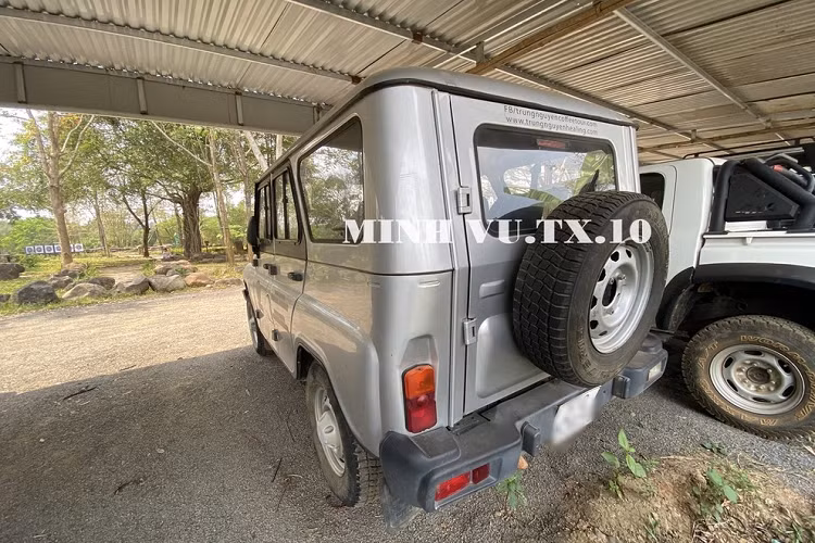 Cách đây 82 năm về trước, UAZ đã được thành lập và sau đó trở thành 1 trong những dòng xe chiến lược trong thời kỳ Xô Viết với mục đích chính cho quân sự và dân sự, hãng xe này còn được gọi bằng cái tên thân mật là 'U-oát'.