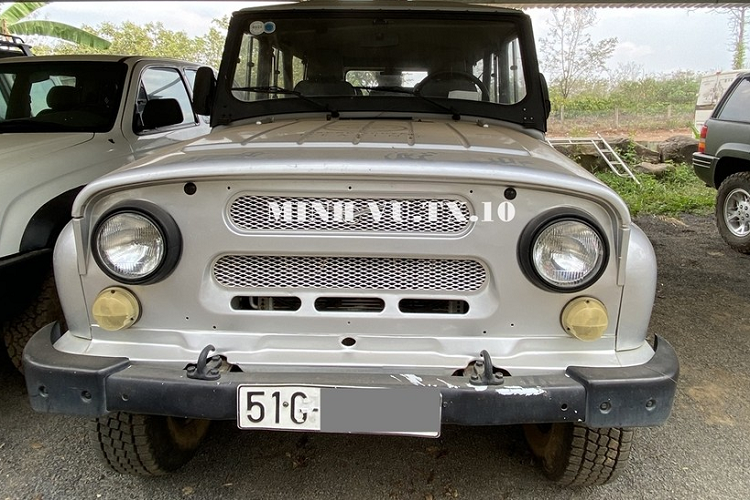 Hiện chiếc xe UAZ Hunter của Đặng Lê Nguyên Vũ được cất ở 1 garage để xe tại khu du lịch nổi tiếng tại tỉnh Đắk Lắk. Lần gặp mặt chiếc xe này mới nhất, có vẻ như đã lâu chiến binh này không được đưa vào sử dụng nên ngoại thất hay bên trong khoang lái bụi bám khá nhiều.