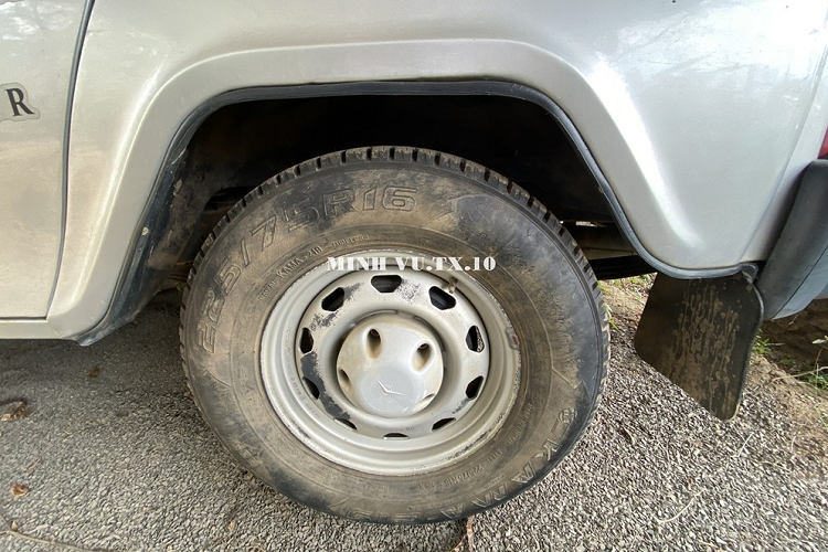 Đèn hậu bản to hình trụ và cản trước được làm bằng kim loại thể hiện đúng tinh thần rắn rỏi, mạnh mẽ mà một chiếc xe chiến binh cần có. Khung thép bọc thân xe là loại thép nhẹ và bền. Nội thất xe UAZ Hunter khá nghèo nàn khi các chi tiết trong xe như vô lăng, táp-lô đều chỉ có chất lượng, thiết kế ở mức cơ bản.