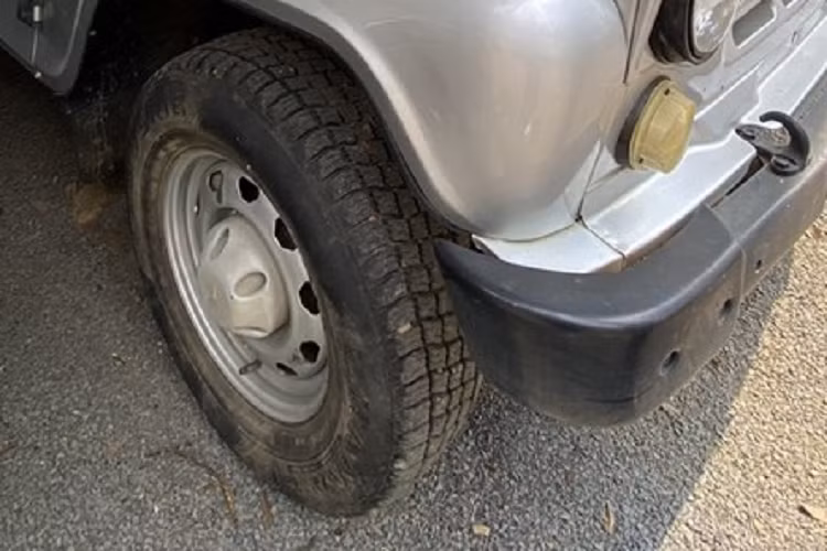 Ghế ngồi của xe được bọc lớp vật liệu giả da chống nước, ghế lái có thể nâng cao giúp người lái có tầm quan sát tốt hơn. Cả ghế lái và ghế phụ đều có hốc duỗi chân khá thoải mái. Hàng ghế thứ 2 của xe rộng rãi, đủ chỗ cho 3 người lớn.