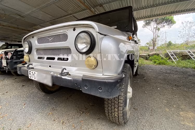Chiếc UAZ Hunter của nhà sưu tập siêu xe hàng đầu tại Việt Nam có ngoại thất màu bạc, cùng các chi tiết sơn đen và các chi tiết vẫn ở dạng nguyên bản.
