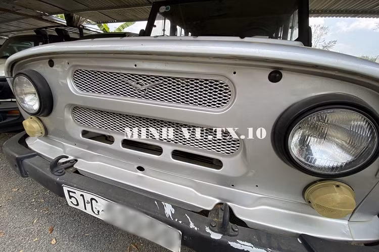 UAZ Hunter sở hữu ngoại hình ấn tượng với thiết kế vuông vức, phần đầu xe có cặp đèn pha hình tròn cỡ lớn đặt dối xứng, ngoài ra xe có thiết kế lưới tản nhiệt chia làm 2 phần riêng biệt. Đuôi xe UAZ Hunter thiết kế theo hướng mở ngang, kết hợp lốp dự phòng đằng sau. Xe sử dụng bộ mâm 16 inch với khung mạ crôm ấn tượng.