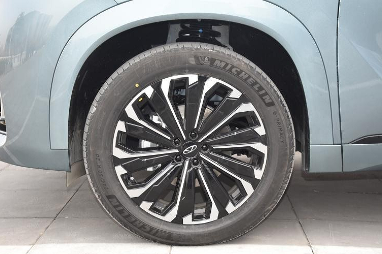 Hình dáng bên thân xe mảnh mai hơn và đầy khí chất thể thao khi có đường gân nổi thẳng chạy dọc từ cụm đèn pha đến cụm đèn hậu, giúp cải thiện hơn nữa chiều dài trực quan của xe. Chiếc xe SUV cỡ trung này của Chery được áp dụng thiết kế mui lửng cùng tay nắm cửa ẩn, tạo nên sự cao cấp cũng như phong cách thời trang rất phù hợp cho mẫu xe gia đình năng động