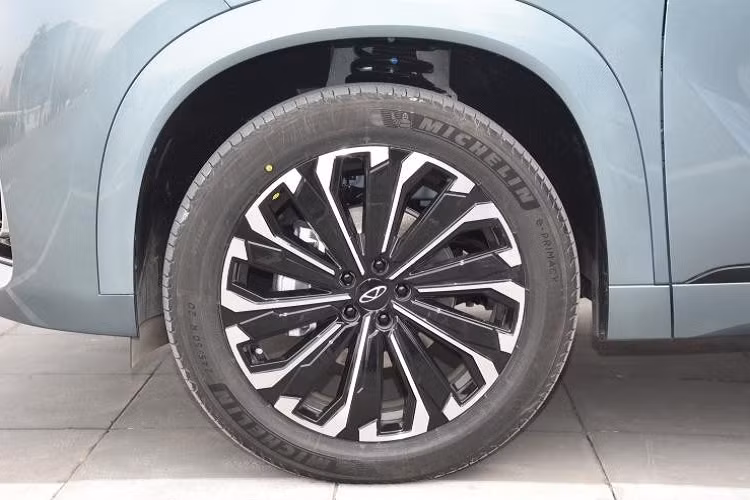 Hình dáng bên thân xe mảnh mai hơn và đầy khí chất thể thao khi có đường gân nổi thẳng chạy dọc từ cụm đèn pha đến cụm đèn hậu, giúp cải thiện hơn nữa chiều dài trực quan của xe. Chiếc xe SUV cỡ trung này của Chery được áp dụng thiết kế mui lửng cùng tay nắm cửa ẩn, tạo nên sự cao cấp cũng như phong cách thời trang rất phù hợp cho mẫu xe gia đình năng động