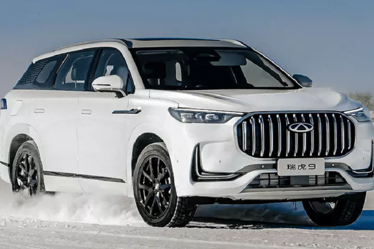 Giá xe Chery Tiggo 9 2023 bắt đầu từ 160.000 nhân dân tệ, tương đương 547 triệu đồng, tại thị trường Trung Quốc, Tiggo 9 sẽ phải cạnh tranh với các sản phẩm nội địa có góc độ dữ liệu kích thước mẫu xe và định vị thương hiệu tương tự nhau sẽ là Haoyue L của Geely, Changan UNI-K và Trumpchi GS8.