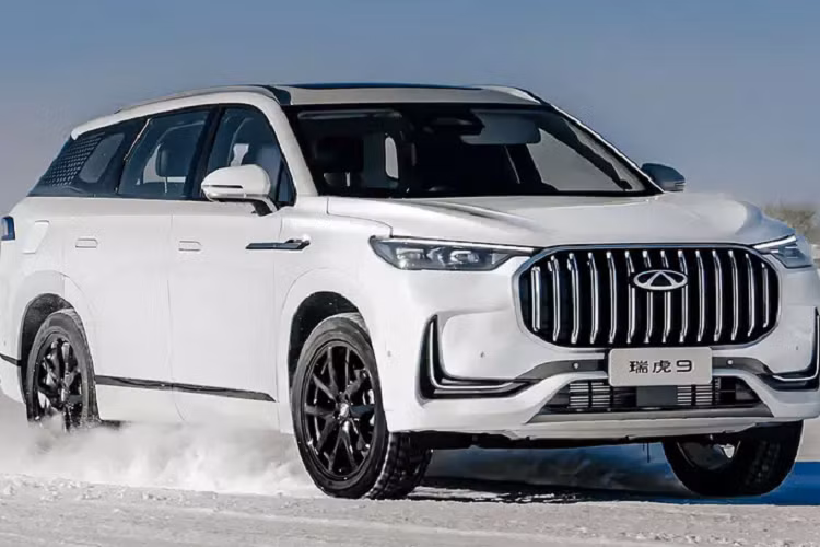 Giá xe Chery Tiggo 9 2023 bắt đầu từ 160.000 nhân dân tệ, tương đương 547 triệu đồng, tại thị trường Trung Quốc, Tiggo 9 sẽ phải cạnh tranh với các sản phẩm nội địa có góc độ dữ liệu kích thước mẫu xe và định vị thương hiệu tương tự nhau sẽ là Haoyue L của Geely, Changan UNI-K và Trumpchi GS8.