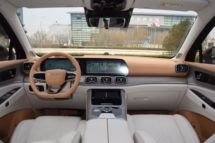 Nếu bạn đã từng ước 1 nội thất 2 tông màu như kiểu cá nhân hóa trên các xe siêu sang của Rolls-Royce, Bentley hay Mercedes-Maybach S-Class, giờ đây, Chery Tiggo 9 cũng có phong cách đó, tông màu trắng phối cùng nâu đồng thật sự mang đến sự trẻ trung nhưng cũng đầy vẻ sang trọng cho khoang lái chiếc SUV đầu bảng của hãng xe Chery.