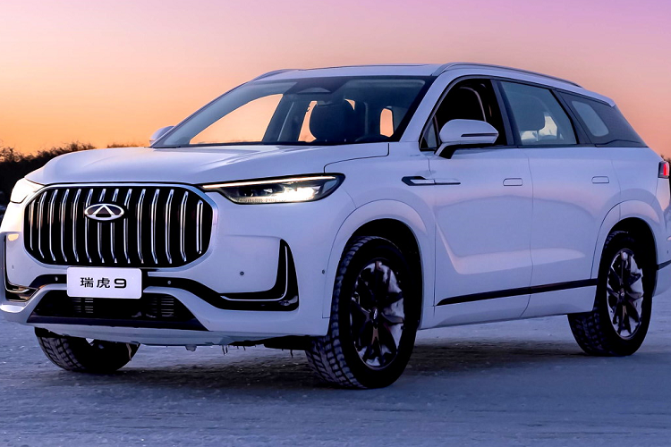 Ngoài ra, thương hiệu Chery cũng đã từng có dấu hiệu rục rịch xâm nhập vào thị trường Việt Nam nhưng đến nay chưa có động thái rõ ràng, vì thế, nên nhiều khả năng khi hãng vào nước ta, dòng xe Tiggo 9 cũng sẽ xuất hiện và sẽ là đối thủ của Hyundai SantaFe đang có giá bán chính hãng tại Việt Nam từ 1 tỷ đến 1,375 tỷ đồng.