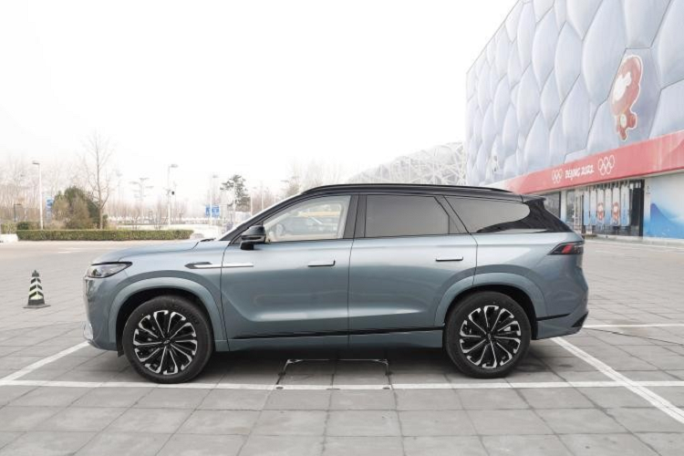 Để so sánh, người anh em Tiggo 8 Pro có dài x rộng x cao lần lượt là 4.740 mm x 1.860 mm, cao 1.74 mm và chiều dài cơ sở 2.710 mm. Dù số đo 2 mẫu xe này khác nhau nhưng cần lưu ý rằng Tiggo 9 vẫn là một chiếc SUV cỡ trung và định vị của nó chưa tạo ra khoảng cách so với Tiggo 8 .