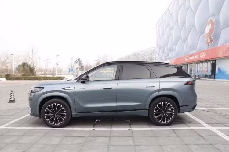 Để so sánh, người anh em Tiggo 8 Pro có dài x rộng x cao lần lượt là 4.740 mm x 1.860 mm, cao 1.74 mm và chiều dài cơ sở 2.710 mm. Dù số đo 2 mẫu xe này khác nhau nhưng cần lưu ý rằng Tiggo 9 vẫn là một chiếc SUV cỡ trung và định vị của nó chưa tạo ra khoảng cách so với Tiggo 8 .