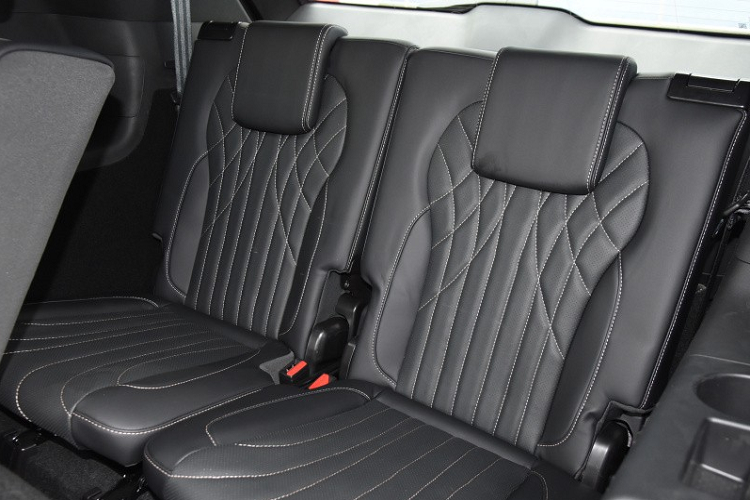 Chưa hết, nội thất xe còn được bổ sung bởi đường viền mạ crom dạng thác nước chạy thẳng. Chery Tiggo 9 mới sẽ cung cấp các bố trí ghế 5 chỗ và 7 chỗ cho người tiêu dùng lựa chọn.