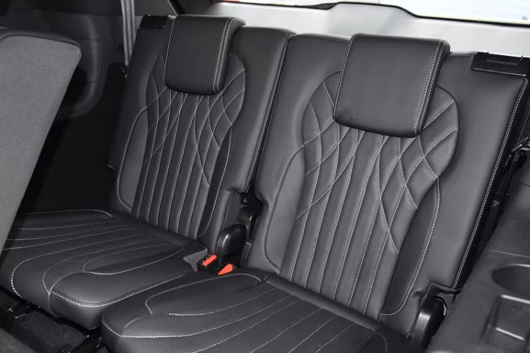 Chưa hết, nội thất xe còn được bổ sung bởi đường viền mạ crom dạng thác nước chạy thẳng. Chery Tiggo 9 mới sẽ cung cấp các bố trí ghế 5 chỗ và 7 chỗ cho người tiêu dùng lựa chọn.