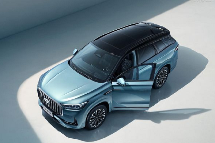 Chery Tiggo 9 được trang bị hệ thống treo CDC, thực hiện điều chỉnh toàn bộ cảm biến thông minh thông qua điều chỉnh vô cấp, độ cứng của hệ thống treo, điều chỉnh phản hồi động 1000 lần/giây và công nghệ nâng cấp tiến hóa vô hạn OTA.