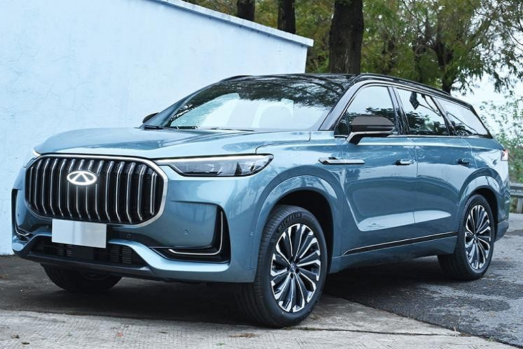 Hình dáng tổng thể của mẫu xe SUV Tiggo 9 mới tạo hiệu ứng khí quyển, ngoài ra còn có sự sang trọng và tất nhiên là bắt mắt. Là mẫu sản xuất hàng loạt đầu tiên của nền tảng siêu lai kiến trúc Mars, Tiggo 9 không chỉ cung cấp phiên bản "chạy bằng nhiên liệu Kunpeng" mà còn cung cấp phiên bản "lai siêu thông minh Kunpeng" để người dùng lựa chọn.