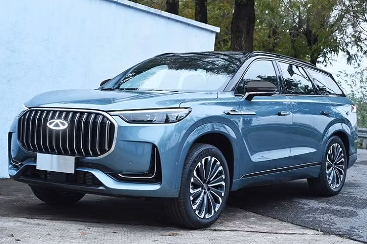 Hình dáng tổng thể của mẫu xe SUV Tiggo 9 mới tạo hiệu ứng khí quyển, ngoài ra còn có sự sang trọng và tất nhiên là bắt mắt. Là mẫu sản xuất hàng loạt đầu tiên của nền tảng siêu lai kiến trúc Mars, Tiggo 9 không chỉ cung cấp phiên bản "chạy bằng nhiên liệu Kunpeng" mà còn cung cấp phiên bản "lai siêu thông minh Kunpeng" để người dùng lựa chọn.