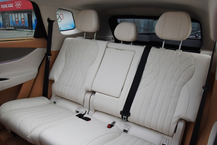 Ngoài ra, các đường chỉ khâu màu vàng được sử dụng trên ghế ngồi, ốp cửa, hộp tỳ tay... giúp nội thất xe thêm tinh tế. Nội thất xe áp dụng thiết kế màn hình kép, mỗi màn hình có kích thước 12,3 inch, dựa trên chip Qualcomm Snapdragon 8155 + 5G Gigabit Ethernet mang lại hiệu suất cao cho xe, cửa gió điều hòa hình lưng ở phía dưới màn hình rất khác biệt.