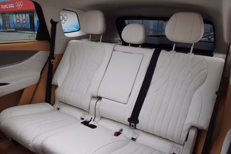 Ngoài ra, các đường chỉ khâu màu vàng được sử dụng trên ghế ngồi, ốp cửa, hộp tỳ tay... giúp nội thất xe thêm tinh tế. Nội thất xe áp dụng thiết kế màn hình kép, mỗi màn hình có kích thước 12,3 inch, dựa trên chip Qualcomm Snapdragon 8155 + 5G Gigabit Ethernet mang lại hiệu suất cao cho xe, cửa gió điều hòa hình lưng ở phía dưới màn hình rất khác biệt.