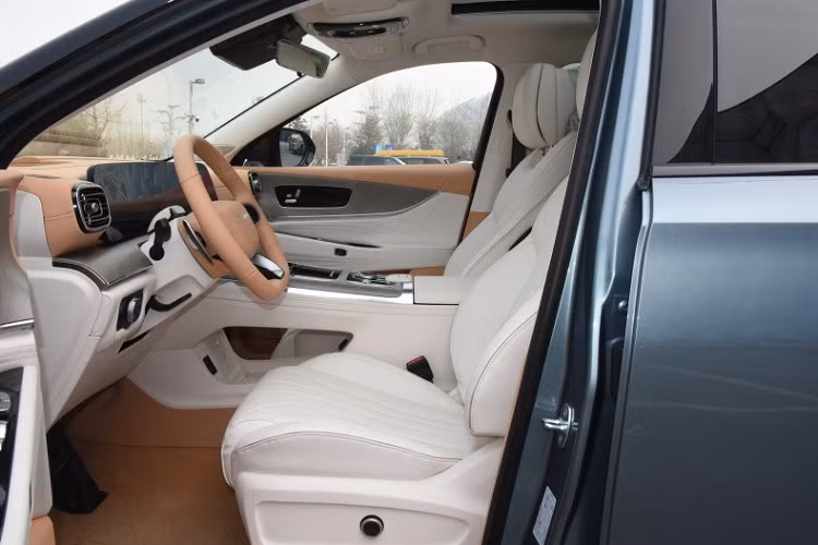 Vòng ra phía sau, phần đuôi xe cũng tạo ra cảm giác cứng cáp và công nghệ như đèn hậu kiểu xuyên suốt, cánh lướt gió cỡ lớn trên nóc và xe có đến 2 ống xả. Đồng thời, chiếc xe cũng được bổ sung thêm một đường viền mạ crôm phía dưới đèn hậu nhằm tăng thêm sự trau chuốt cho hình dáng đuôi xe.