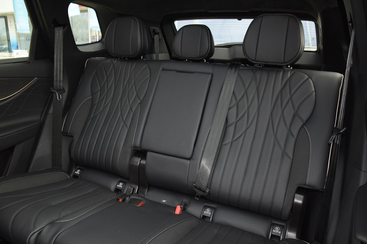 Cửa gió cột B độc đáo. Ngoài ra, xe không có quá nhiều nút bấm vật lý mà thay vào đó là nút bấm ảo được sử dụng ở vô lăng, cần số và các khu vực khác, đầy tính công nghệ, cũng giúp cho khoang lái xe bớt rườm ra. Xe cũng sẽ được trang bị âm thanh vòm SONY 14 loa và đèn xung quanh nhịp điệu phong cách thác nước 255 màu.