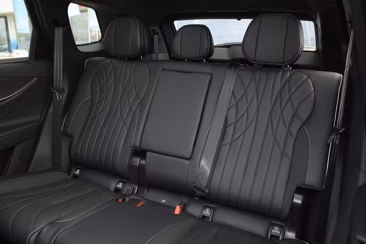 Cửa gió cột B độc đáo. Ngoài ra, xe không có quá nhiều nút bấm vật lý mà thay vào đó là nút bấm ảo được sử dụng ở vô lăng, cần số và các khu vực khác, đầy tính công nghệ, cũng giúp cho khoang lái xe bớt rườm ra. Xe cũng sẽ được trang bị âm thanh vòm SONY 14 loa và đèn xung quanh nhịp điệu phong cách thác nước 255 màu.