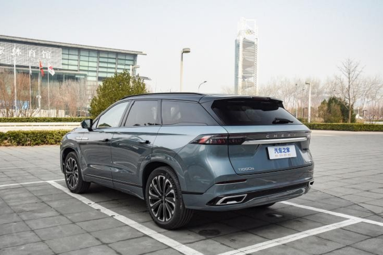 Tuy vẻ ngoài dựa trên ngôn ngữ thiết kế kiểu gia đình của Chery nhưng Tiggo 9 cũng mang nhiều ý tưởng thiết kế trẻ trung. Có thể thấy mặt trước của xe sử dụng lưới tản nhiệt kích thước lớn đa giác, đèn pha dài và hẹp, với nhiều đường gân nổi trên nắp động cơ, hốc hút gió ba tầng bên dưới khiến phần đầu xe hầm hố hơn.