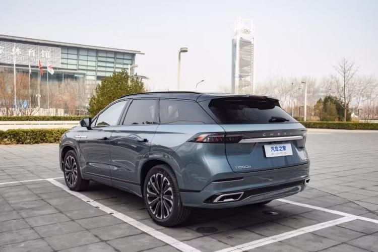 Tuy vẻ ngoài dựa trên ngôn ngữ thiết kế kiểu gia đình của Chery nhưng Tiggo 9 cũng mang nhiều ý tưởng thiết kế trẻ trung. Có thể thấy mặt trước của xe sử dụng lưới tản nhiệt kích thước lớn đa giác, đèn pha dài và hẹp, với nhiều đường gân nổi trên nắp động cơ, hốc hút gió ba tầng bên dưới khiến phần đầu xe hầm hố hơn.