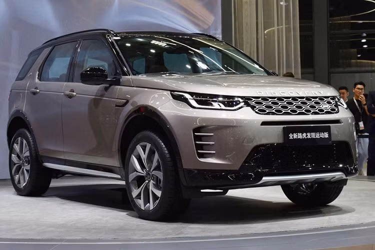 Vào ngày 24/7/2023 vừa qua, Land Rover Discovery Sport thế hệ mới đã chính thức ra mắt tại thị trường Trung Quốc. Mẫu xe SUV này ra mắt chỉ đúng 1 tháng sau khi ra mắt thế giới, xe có tổng cộng 3 mẫu được ra mắt, bao gồm hai mẫu xăng + 48V hybrid nhẹ và một mẫu plug-in hybrid.