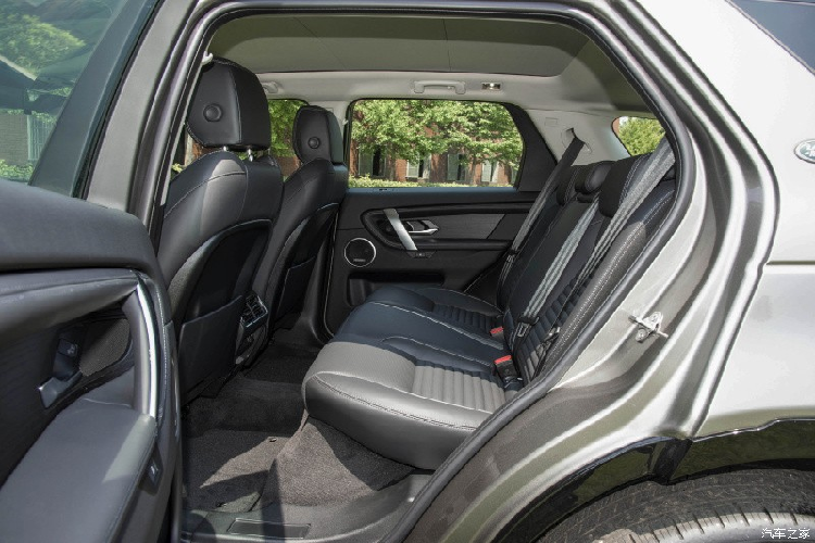 Tiếp đến, Land Rover Discovery Sport 2024 còn được trang bị hệ thống thông tin giải trí Pivi Pro2 mới nhất, sidebar có thể tùy chỉnh các chức năng thông dụng như điều khiển xe, media, âm lượng, nhiệt độ, dẫn đường… thuận tiện cho người dùng thao tác khi lái xe.