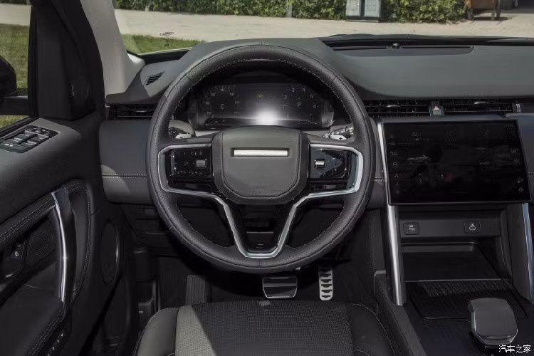 Thay đổi tiếp theo của Land Rover Discovery Sport 2024 nằm ở việc được trang bị tiêu chuẩn 4 cổng sạc nhanh 45W, cộng thêm tính năng sạc không dây nằm ở cụm điều khiển trung tâm hàng ghế trước, có thể đáp ứng nhu cầu sạc khi di chuyển của mọi người trên xe.