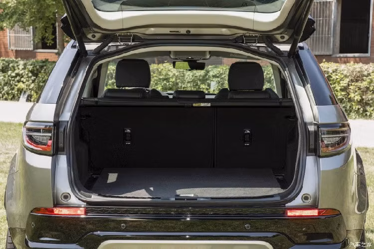 Thay đổi tiếp theo của Land Rover Discovery Sport 2024 nằm ở việc được trang bị tiêu chuẩn 4 cổng sạc nhanh 45W, cộng thêm tính năng sạc không dây nằm ở cụm điều khiển trung tâm hàng ghế trước, có thể đáp ứng nhu cầu sạc khi di chuyển của mọi người trên xe.