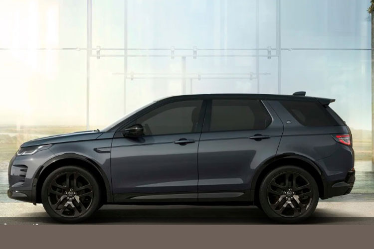 Mẫu Land Rover Discovery Sport plug-in hybrid được trang bị hệ thống hybrid bao gồm động cơ 4 xi-lanh, dung tích 1.5 lít và mô-tơ điện. Hệ thống này có công suất kết hợp tối đa 309 mã lực và mô-men xoắn cực đại 540 Nm.