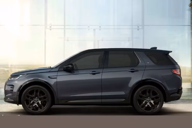 Mẫu Land Rover Discovery Sport plug-in hybrid được trang bị hệ thống hybrid bao gồm động cơ 4 xi-lanh, dung tích 1.5 lít và mô-tơ điện. Hệ thống này có công suất kết hợp tối đa 309 mã lực và mô-men xoắn cực đại 540 Nm.