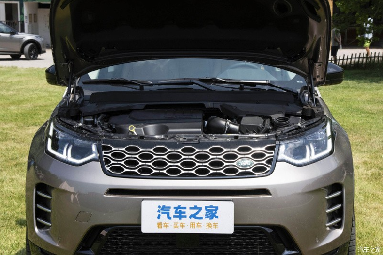 Khi mua mẫu SUV hạng sang này, khách hàng có thể chọn những chất liệu bọc ghế như da Windsor, Suedecloth hoặc Luxtec làm từ sợi polyester tái chế. Chiếc xe Land Rover Discovery Sport 2024 giới thiệu tại Trung Quốc thuộc bản 5 chỗ ngồi, vì thế, xe chỉ có thể tích cốp đạt 780 lít, khi lùi hàng ghế sau có thể mang đến không gian chứa đồ siêu lớn 1.574 lít.