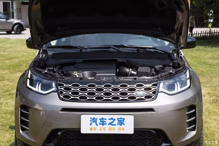 Khi mua mẫu SUV hạng sang này, khách hàng có thể chọn những chất liệu bọc ghế như da Windsor, Suedecloth hoặc Luxtec làm từ sợi polyester tái chế. Chiếc xe Land Rover Discovery Sport 2024 giới thiệu tại Trung Quốc thuộc bản 5 chỗ ngồi, vì thế, xe chỉ có thể tích cốp đạt 780 lít, khi lùi hàng ghế sau có thể mang đến không gian chứa đồ siêu lớn 1.574 lít.