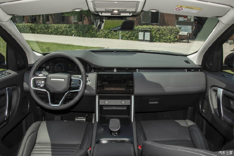 Cụ thể nội thất của xe tiếp tục chủ đề "thiết kế theo chiều dọc", khu vực điều khiển trung tâm áp dụng ý tưởng thiết kế tối giản, các nút bấm vật lý được tích hợp vào một màn hình cong nổi mới kích thước 11,4 inch, lớn hơn mẫu cũ.