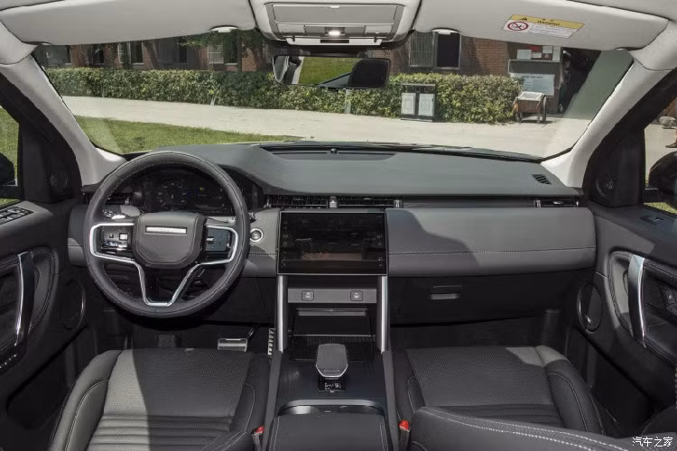 Cụ thể nội thất của xe tiếp tục chủ đề "thiết kế theo chiều dọc", khu vực điều khiển trung tâm áp dụng ý tưởng thiết kế tối giản, các nút bấm vật lý được tích hợp vào một màn hình cong nổi mới kích thước 11,4 inch, lớn hơn mẫu cũ.